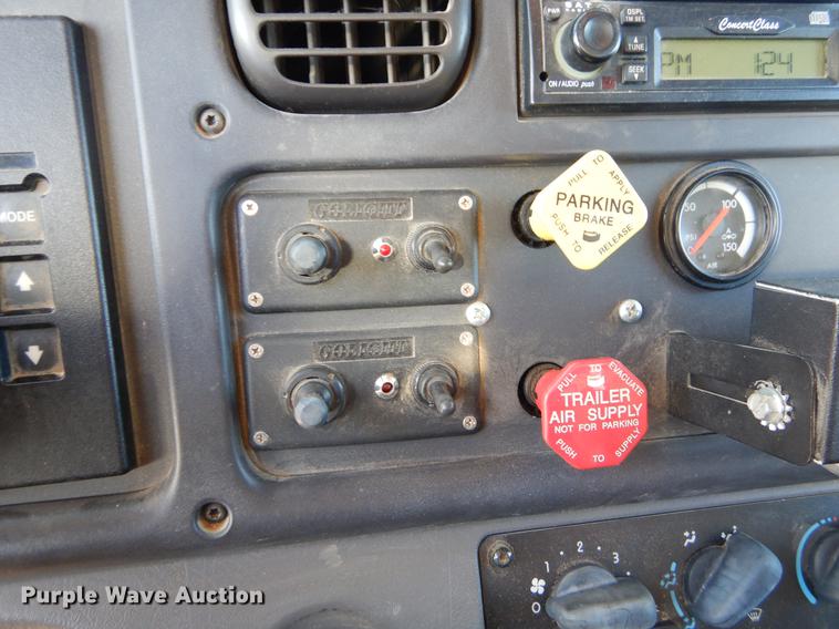 image for item ER9302 2005 Freightliner Business Class M2 bucket truck