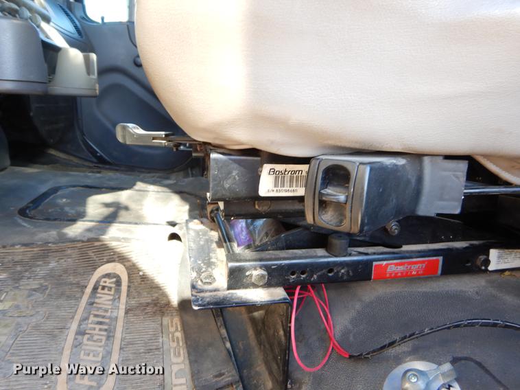 image for item ER9302 2005 Freightliner Business Class M2 bucket truck