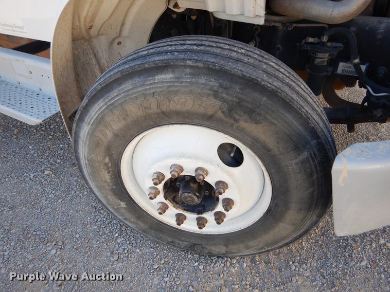 image for item ER9302 2005 Freightliner Business Class M2 bucket truck