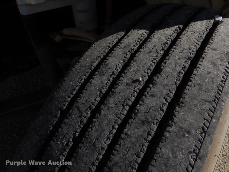 image for item ER9302 2005 Freightliner Business Class M2 bucket truck