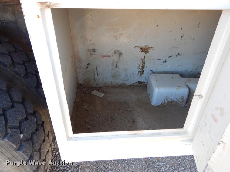 image for item ER9302 2005 Freightliner Business Class M2 bucket truck