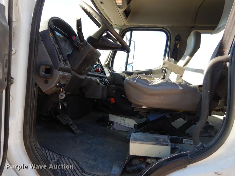 image for item ER9303 2005 Freightliner Business Class M2 bucket truck