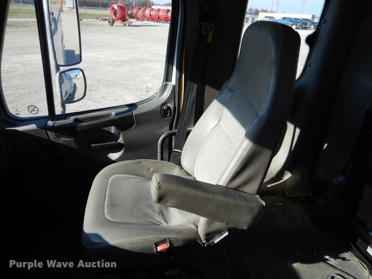 image for item ER9303 2005 Freightliner Business Class M2 bucket truck