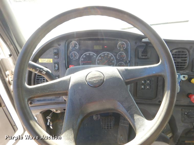 image for item ER9303 2005 Freightliner Business Class M2 bucket truck