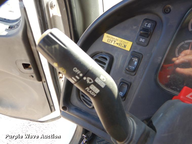 image for item ER9303 2005 Freightliner Business Class M2 bucket truck