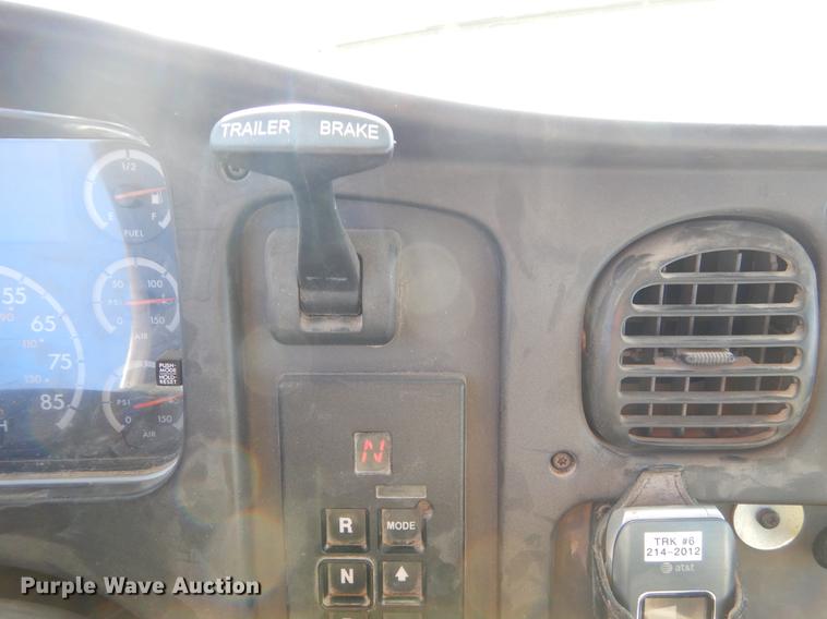 image for item ER9303 2005 Freightliner Business Class M2 bucket truck