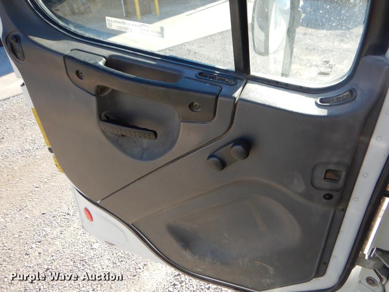 image for item ER9303 2005 Freightliner Business Class M2 bucket truck