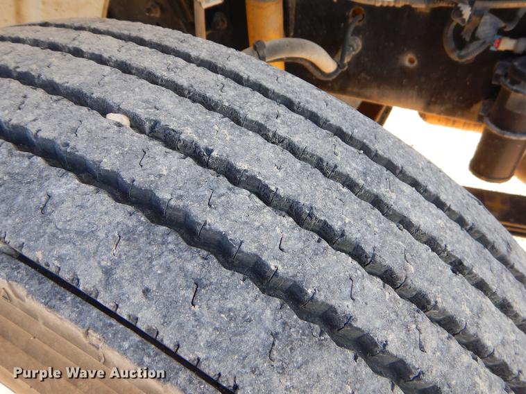 image for item ER9303 2005 Freightliner Business Class M2 bucket truck