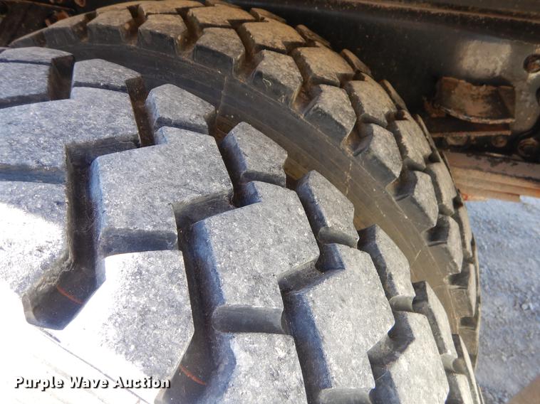 image for item ER9303 2005 Freightliner Business Class M2 bucket truck