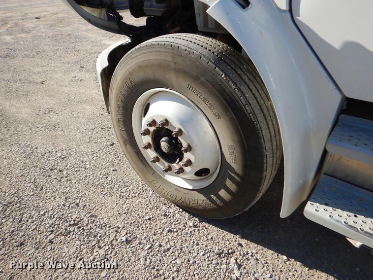 image for item ER9303 2005 Freightliner Business Class M2 bucket truck