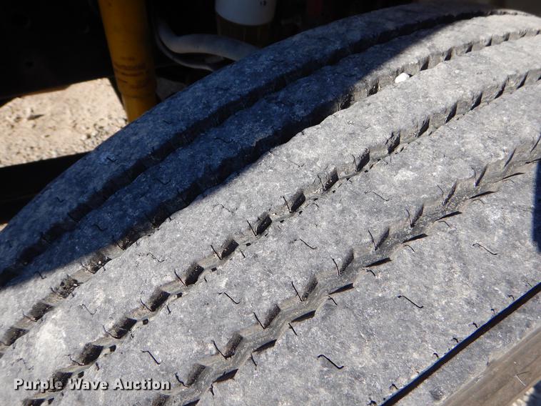 image for item ER9303 2005 Freightliner Business Class M2 bucket truck