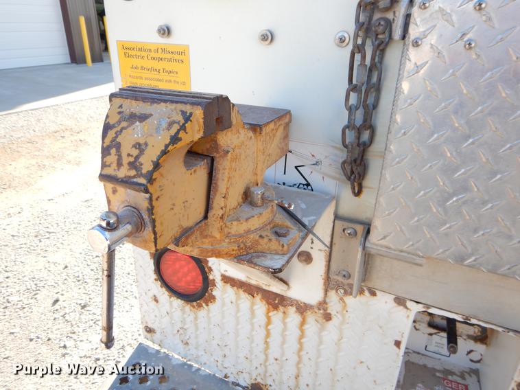 image for item ER9303 2005 Freightliner Business Class M2 bucket truck