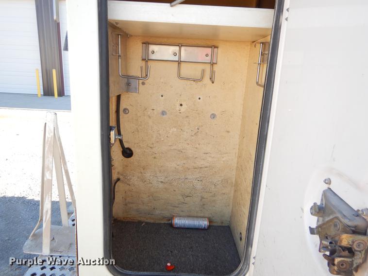 image for item ER9303 2005 Freightliner Business Class M2 bucket truck