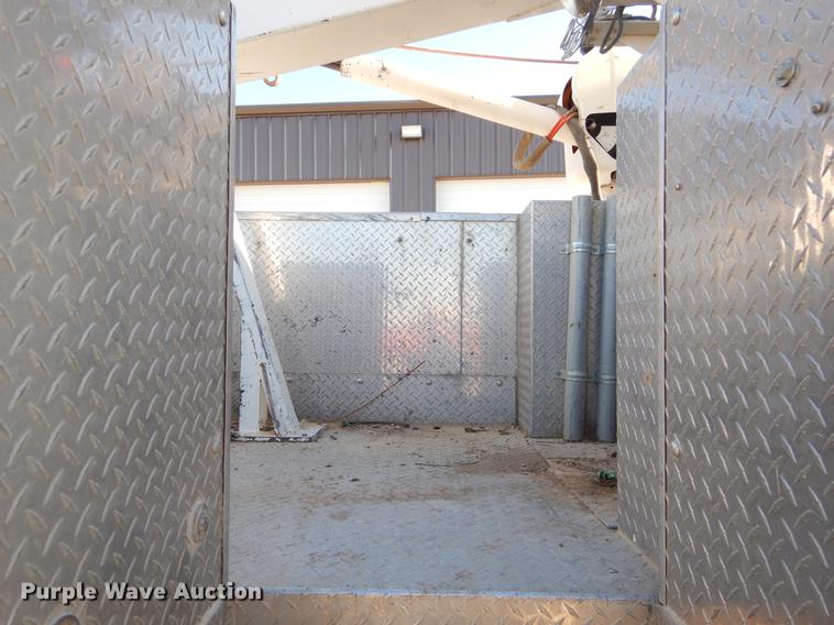 image for item ER9303 2005 Freightliner Business Class M2 bucket truck