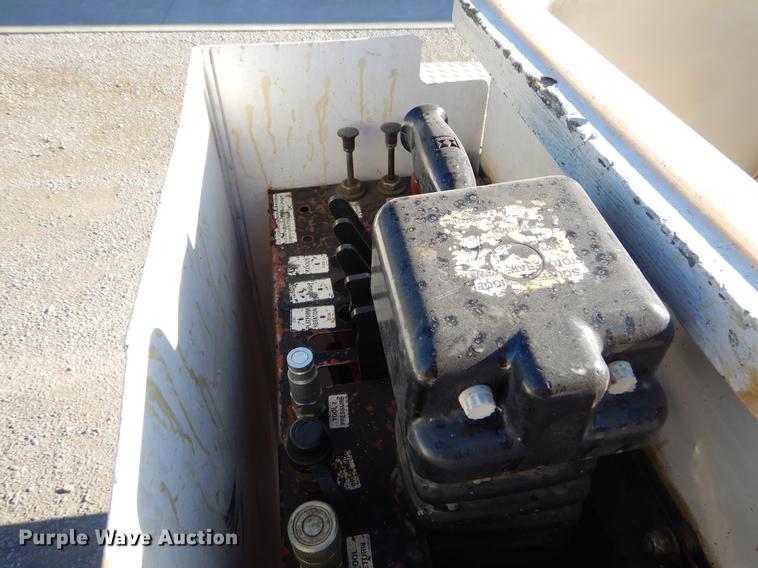 image for item ER9303 2005 Freightliner Business Class M2 bucket truck