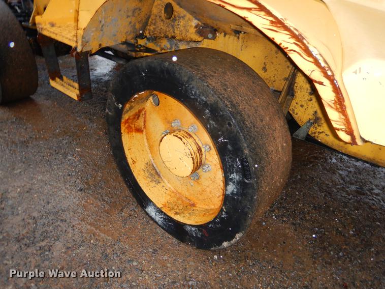 image for item ER9346 2011 John Deere 304J wheel loader
