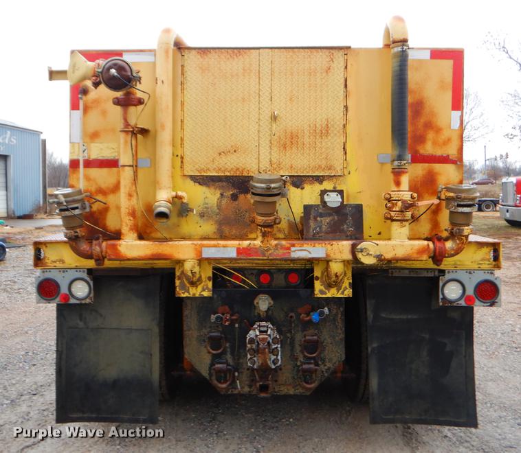 image for item ER9347 1993 International 9400 tank truck