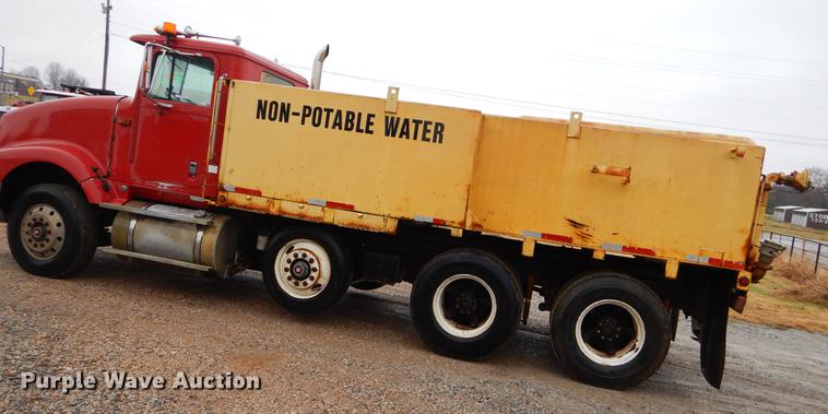 image for item ER9347 1993 International 9400 tank truck