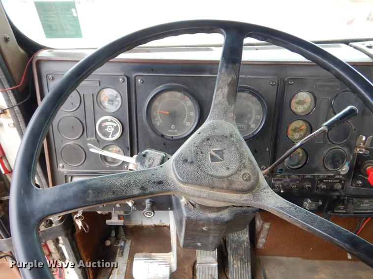 image for item ER9347 1993 International 9400 tank truck