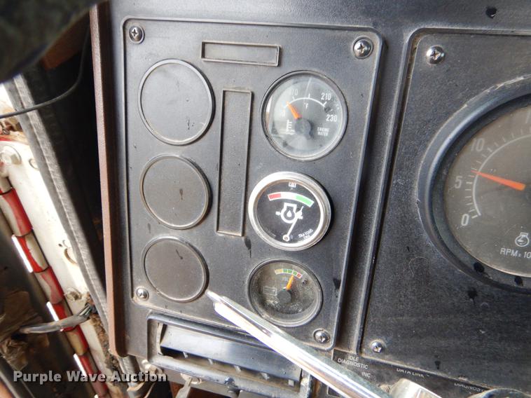 image for item ER9347 1993 International 9400 tank truck