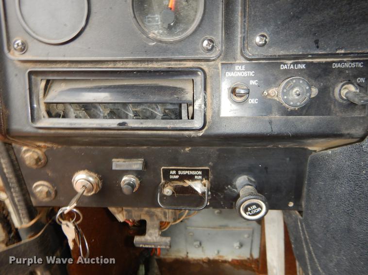 image for item ER9347 1993 International 9400 tank truck