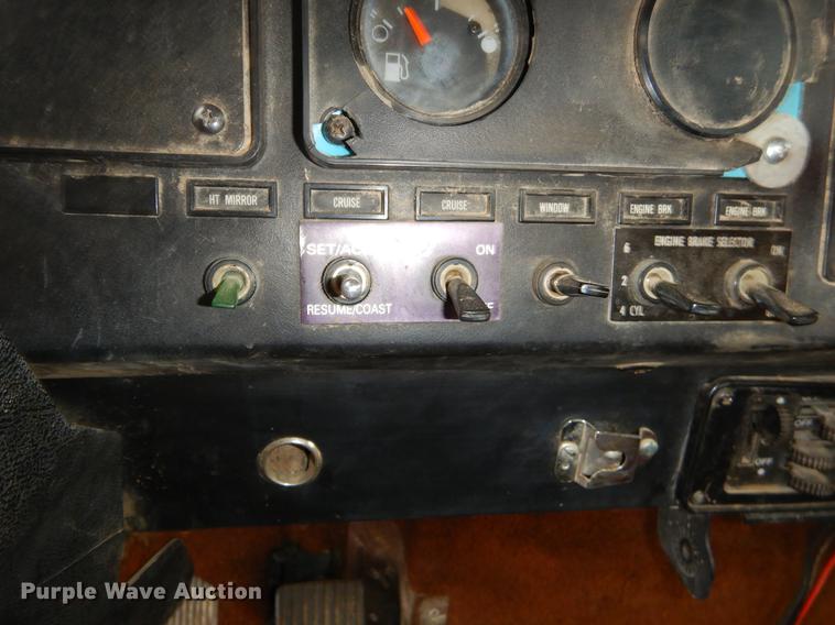 image for item ER9347 1993 International 9400 tank truck