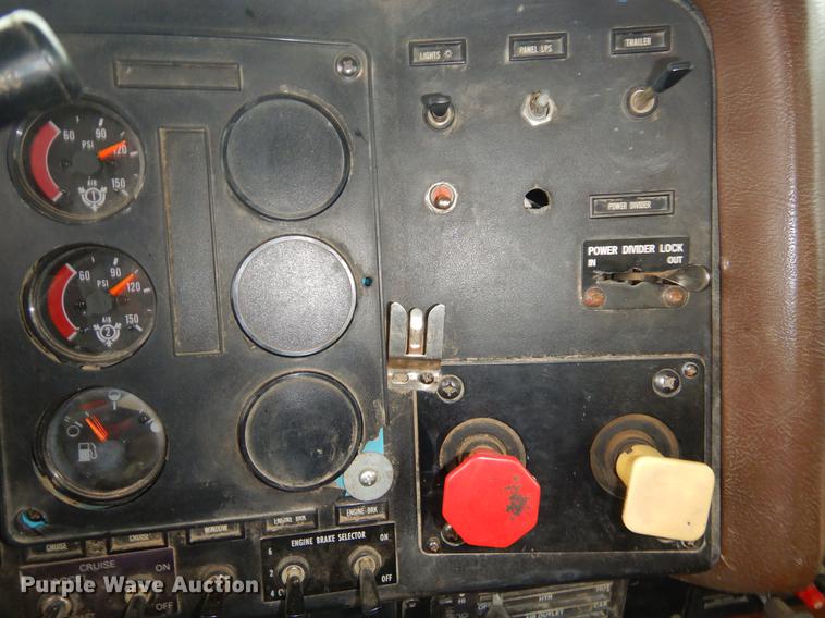 image for item ER9347 1993 International 9400 tank truck