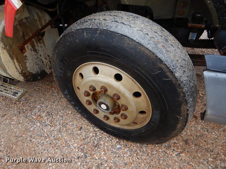 image for item ER9347 1993 International 9400 tank truck