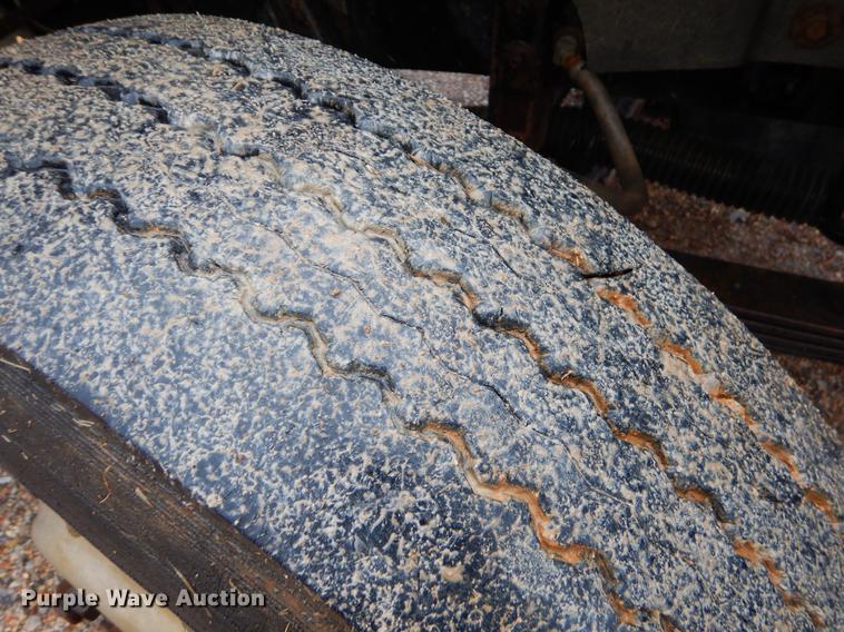 image for item ER9347 1993 International 9400 tank truck