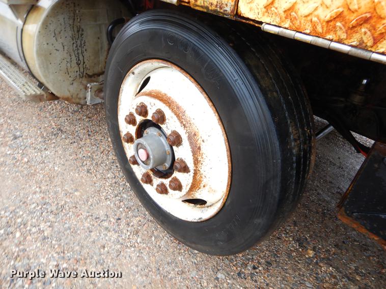 image for item ER9347 1993 International 9400 tank truck