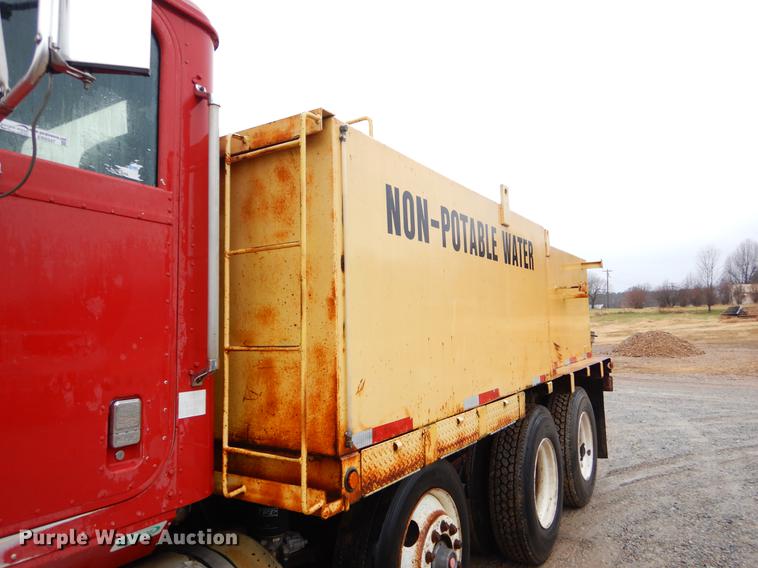 image for item ER9347 1993 International 9400 tank truck