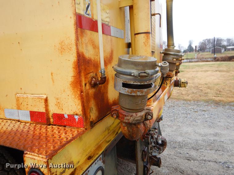 image for item ER9347 1993 International 9400 tank truck