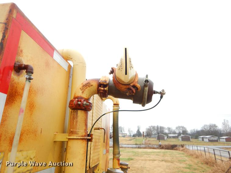 image for item ER9347 1993 International 9400 tank truck