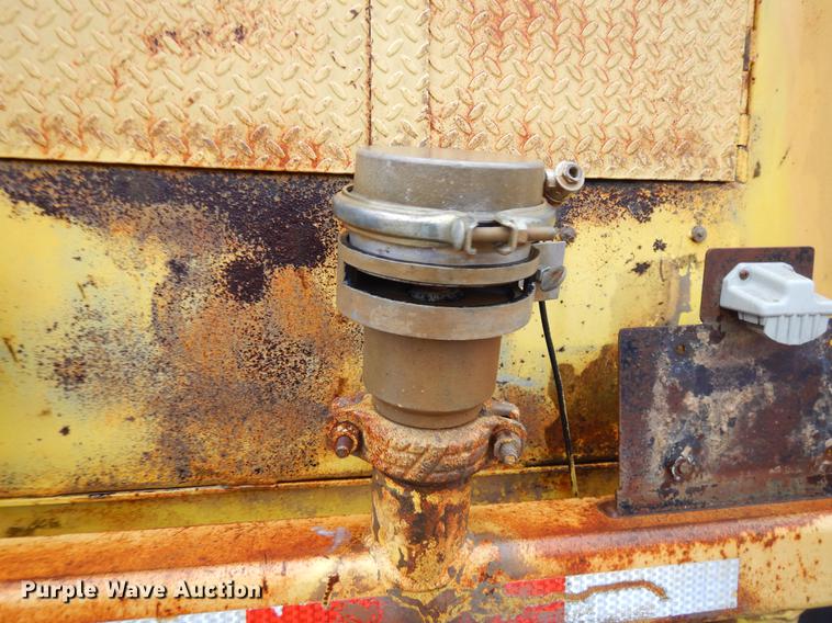 image for item ER9347 1993 International 9400 tank truck