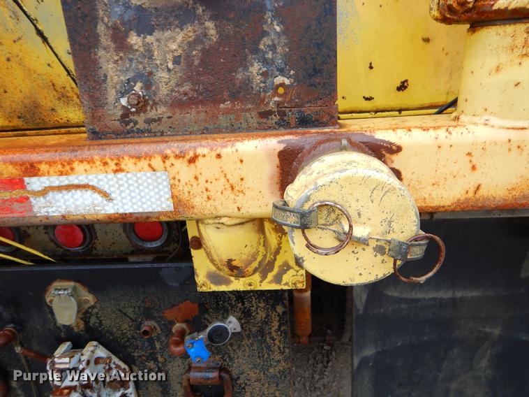 image for item ER9347 1993 International 9400 tank truck