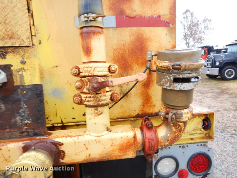 image for item ER9347 1993 International 9400 tank truck