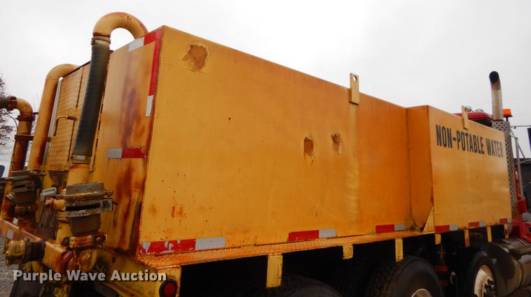 image for item ER9347 1993 International 9400 tank truck