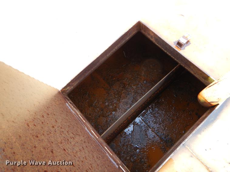 image for item ER9347 1993 International 9400 tank truck