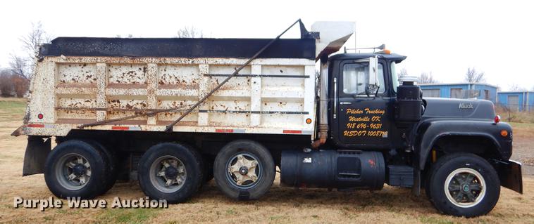 image for item ER9351 1985 Mack R686ST dump truck