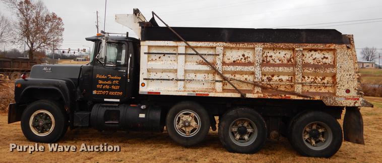image for item ER9351 1985 Mack R686ST dump truck