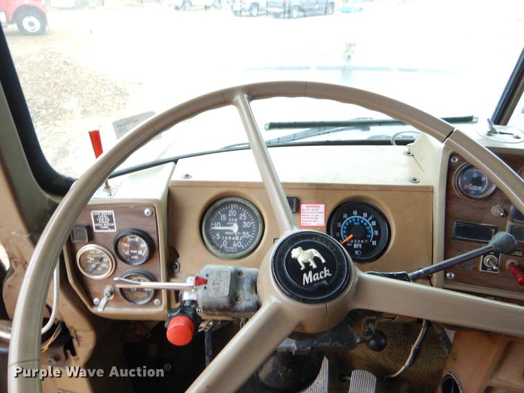 image for item ER9351 1985 Mack R686ST dump truck