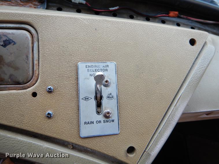 image for item ER9351 1985 Mack R686ST dump truck