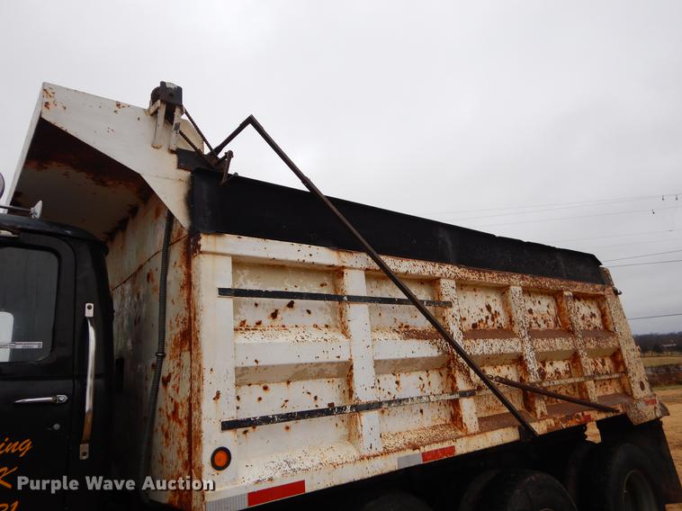 image for item ER9351 1985 Mack R686ST dump truck