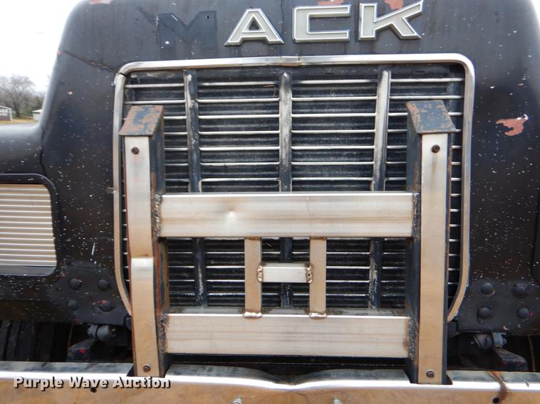 image for item ER9351 1985 Mack R686ST dump truck
