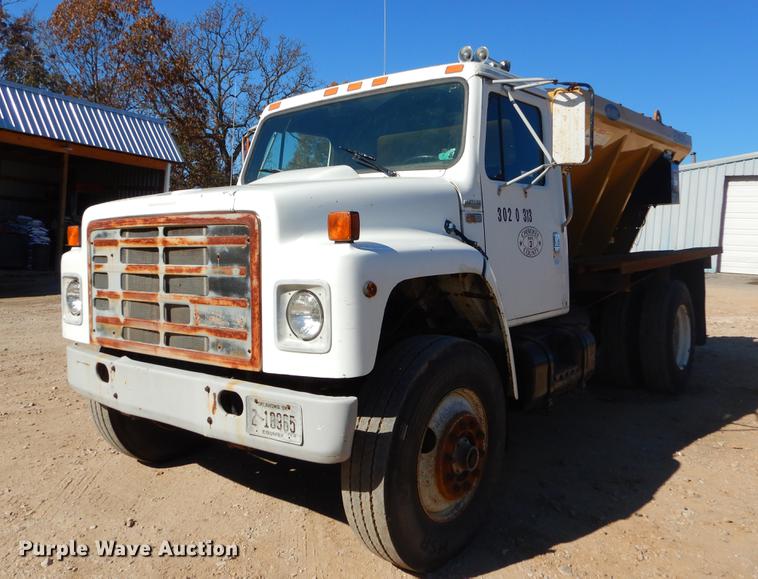 image for item EW9673 1989 International 1954 spreader truck