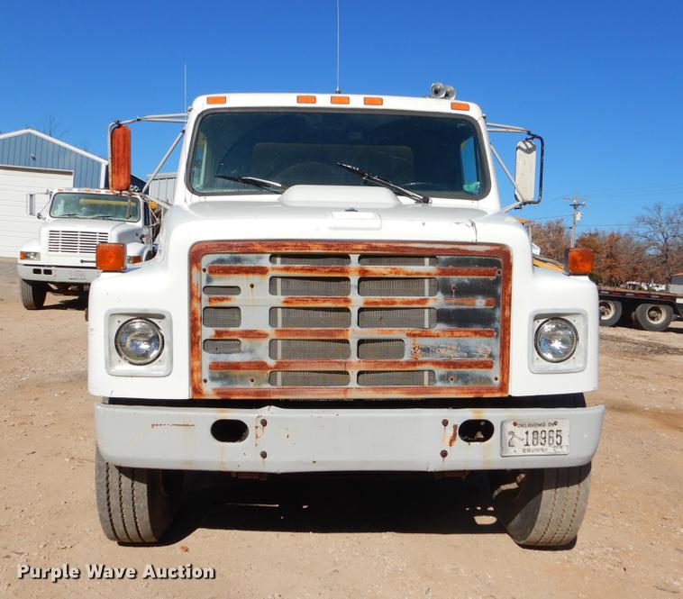 image for item EW9673 1989 International 1954 spreader truck