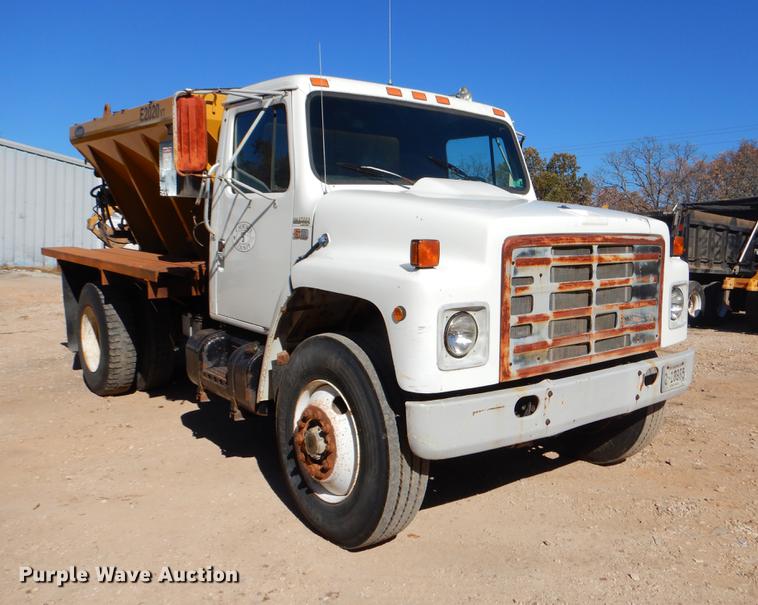 image for item EW9673 1989 International 1954 spreader truck