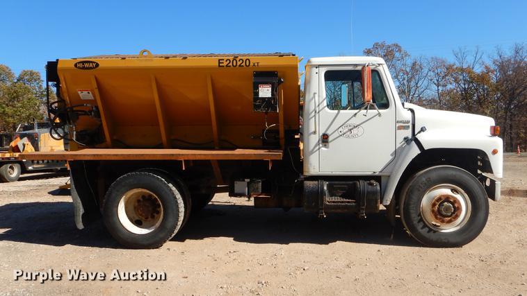 image for item EW9673 1989 International 1954 spreader truck
