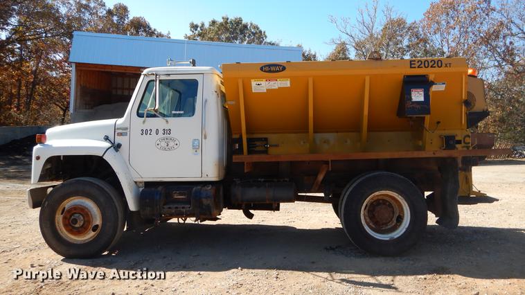 image for item EW9673 1989 International 1954 spreader truck