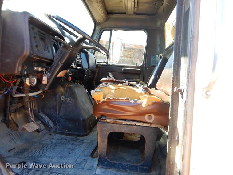 image for item EW9673 1989 International 1954 spreader truck